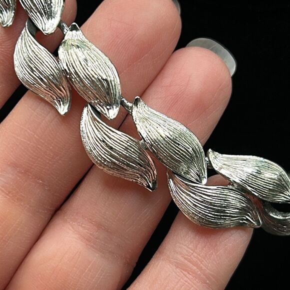 BOGO Free Jewelry...Lisner Matte Textured Silver Leaf Choker Necklace - Picture 2 of 7